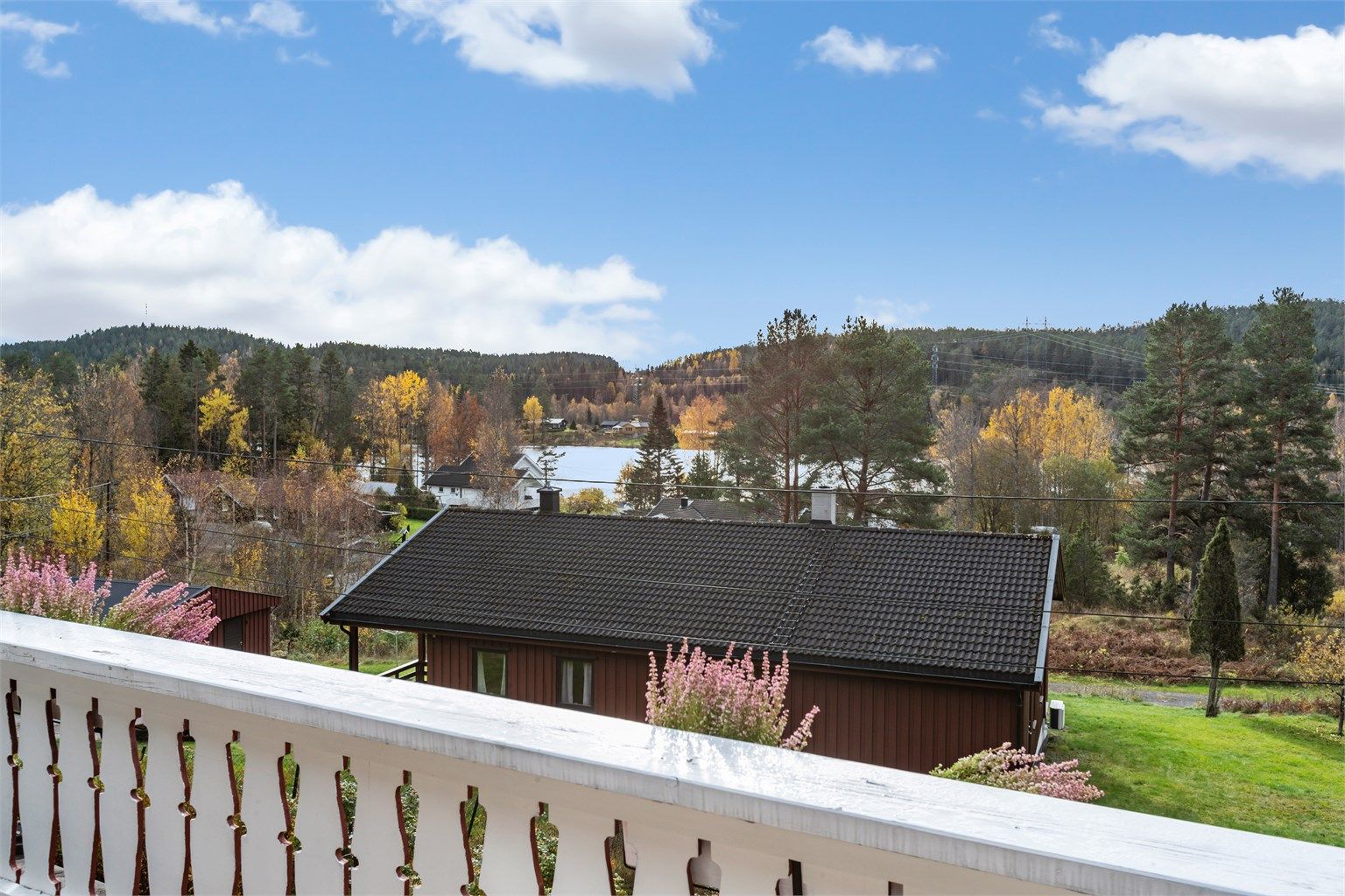 Fra verandaen er det flott og åpen utsikt mot Blindingsvannet. 