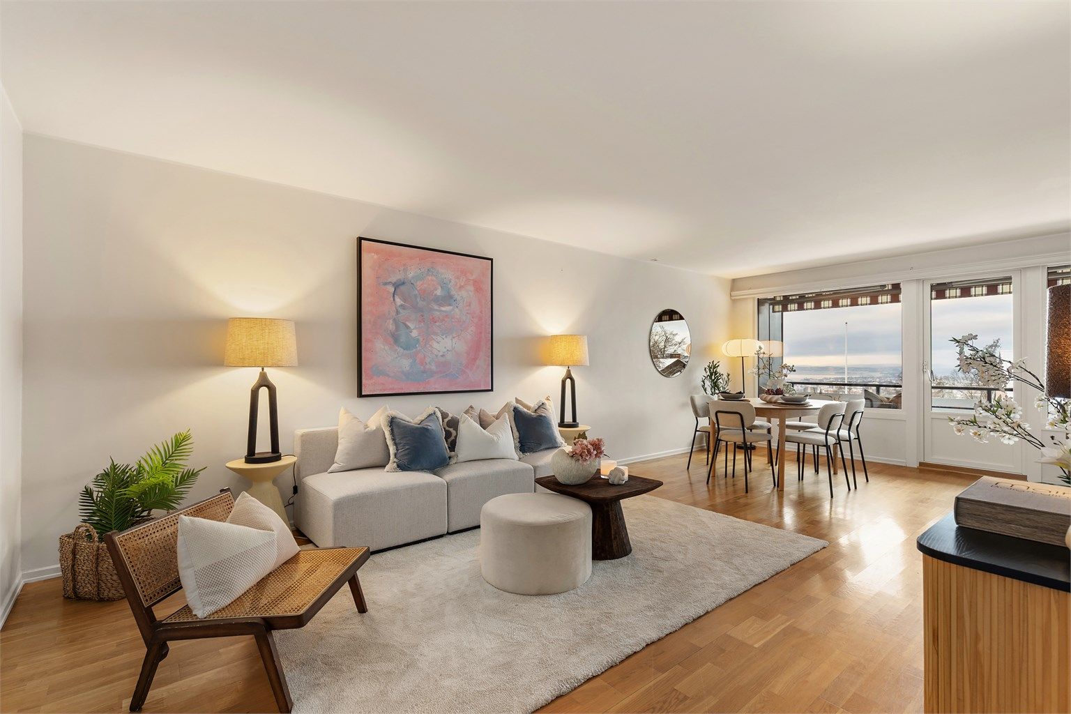 Stuen er lys og fin med plass til både sofa, tv-møblement og en spisegruppe.