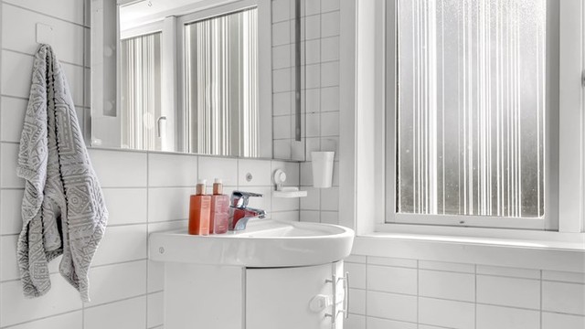 Innredet med vegghengt klosett, baderomsinnredning med heldekkende servant, speil og badekar. Elektrisk styrt vifte.