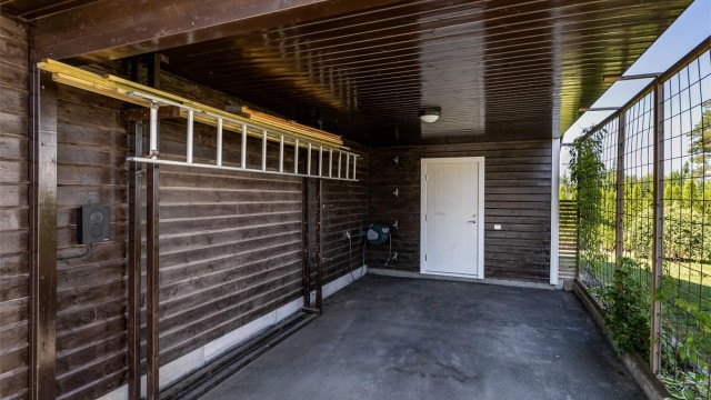 Lader til El-bil er montert i carporten. Boden innerst i carporten er på ca. 5 kvm.