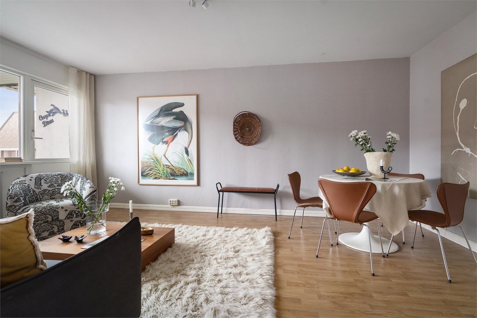 Dette er leiligheten for deg som ønsker kort vei til både byen og skogen, i barnevennlige omgivelser det er lett å finne seg til rette i!