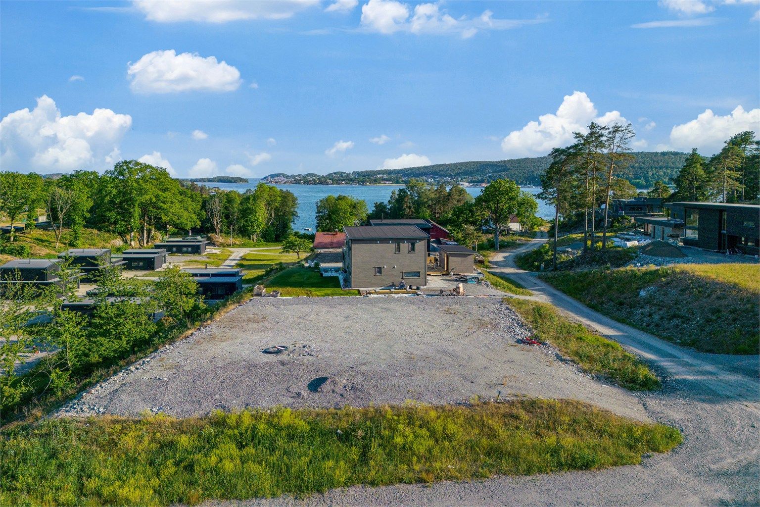 Tomten er ferdig opparbeidet, byggemeldt og godkjent, og tillatelse fra kommunen og byggetegninger fra Børve og Borchsenius AS kan fås ved henvendelse.