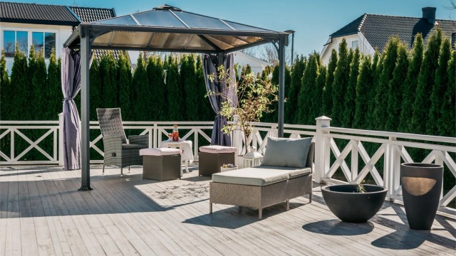 En paviljong gir ly for solen på varme dager.