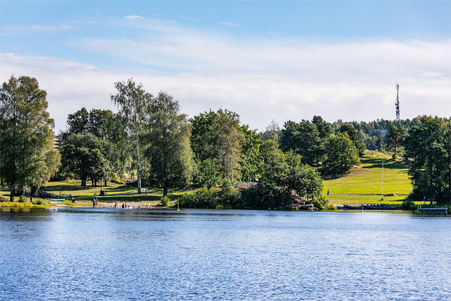 I den nærliggende Nesparken er det sommerstid mulighet for soling og bading fra fine sandstrender.