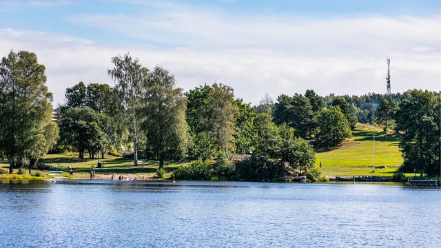 I den nærliggende Nesparken er det sommerstid mulighet for soling og bading fra fine sandstrender.