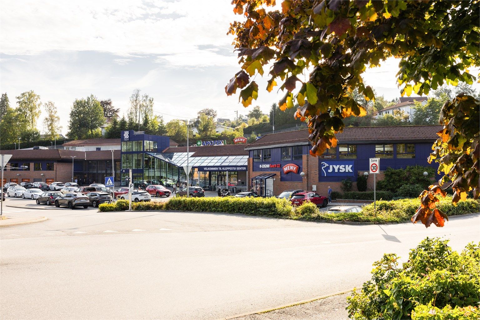 Få minutters kjøring til Kleppestø senter. Fra Kleppestø går det også hurtigbåtforbindelse til Bergen sentrum. 