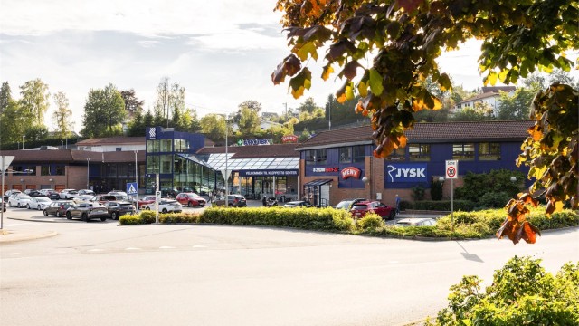 Få minutters kjøring til Kleppestø senter. Fra Kleppestø går det også hurtigbåtforbindelse til Bergen sentrum.