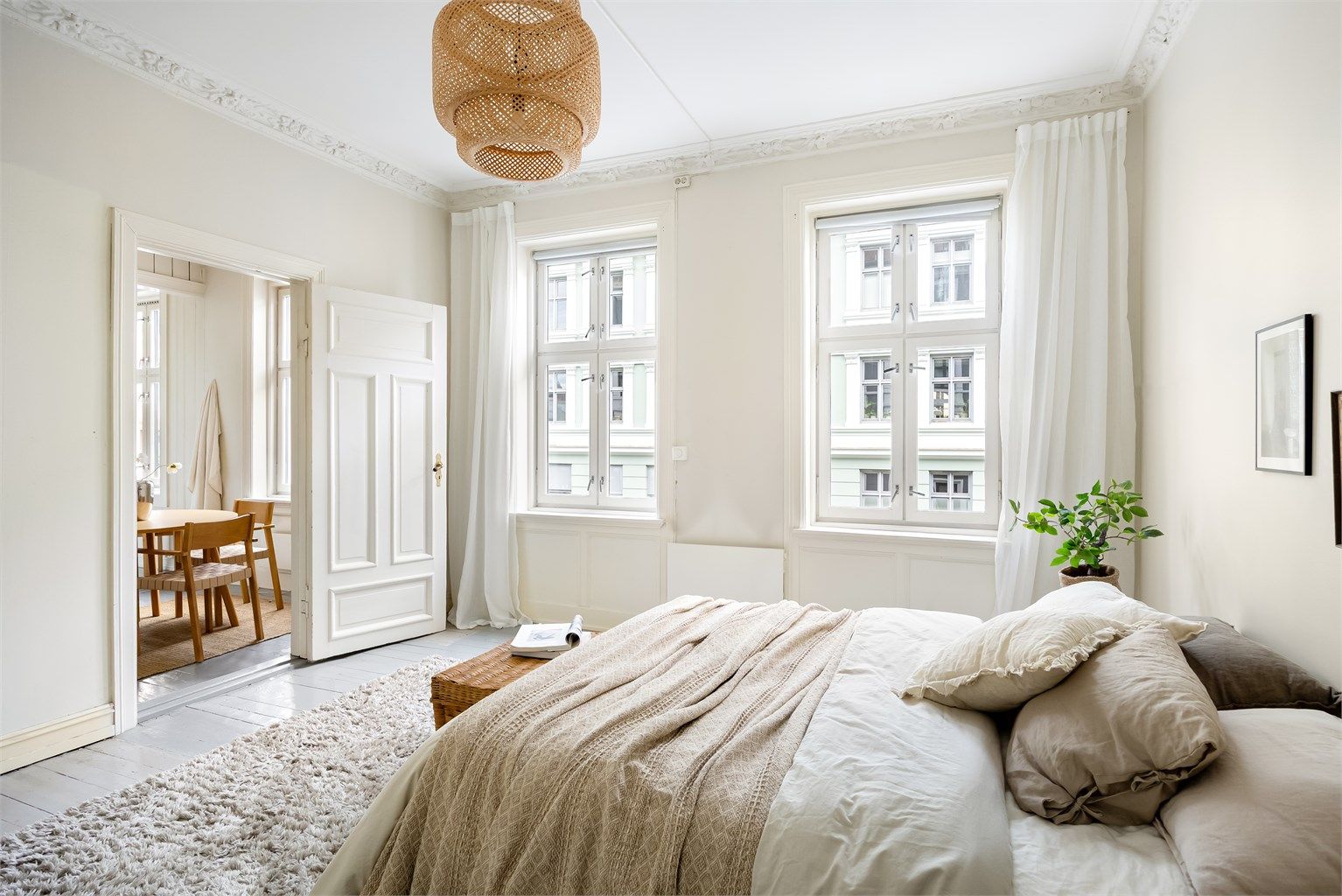 Det er store vinduer som slipper inn rikelig med naturlig lys.