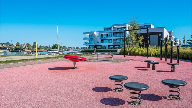 Tilrettelagte aktivitetsapparater og fellesarealer langs kysten.