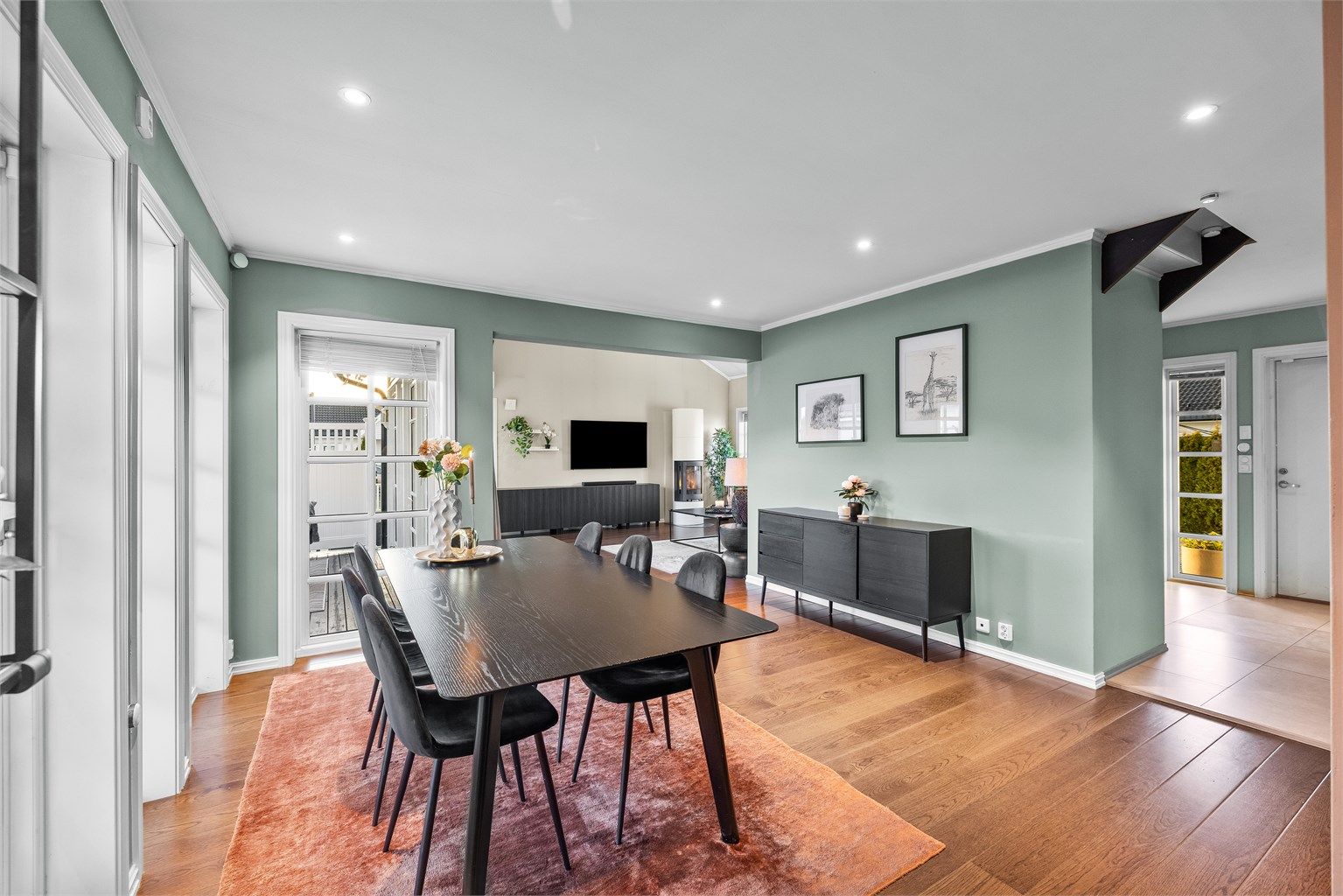 Oversikt over den åpne løsningen fra spisestuen mot entréen.