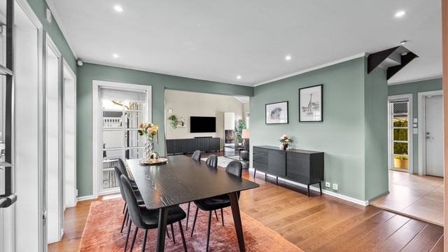 Oversikt over den åpne løsningen fra spisestuen mot entréen.