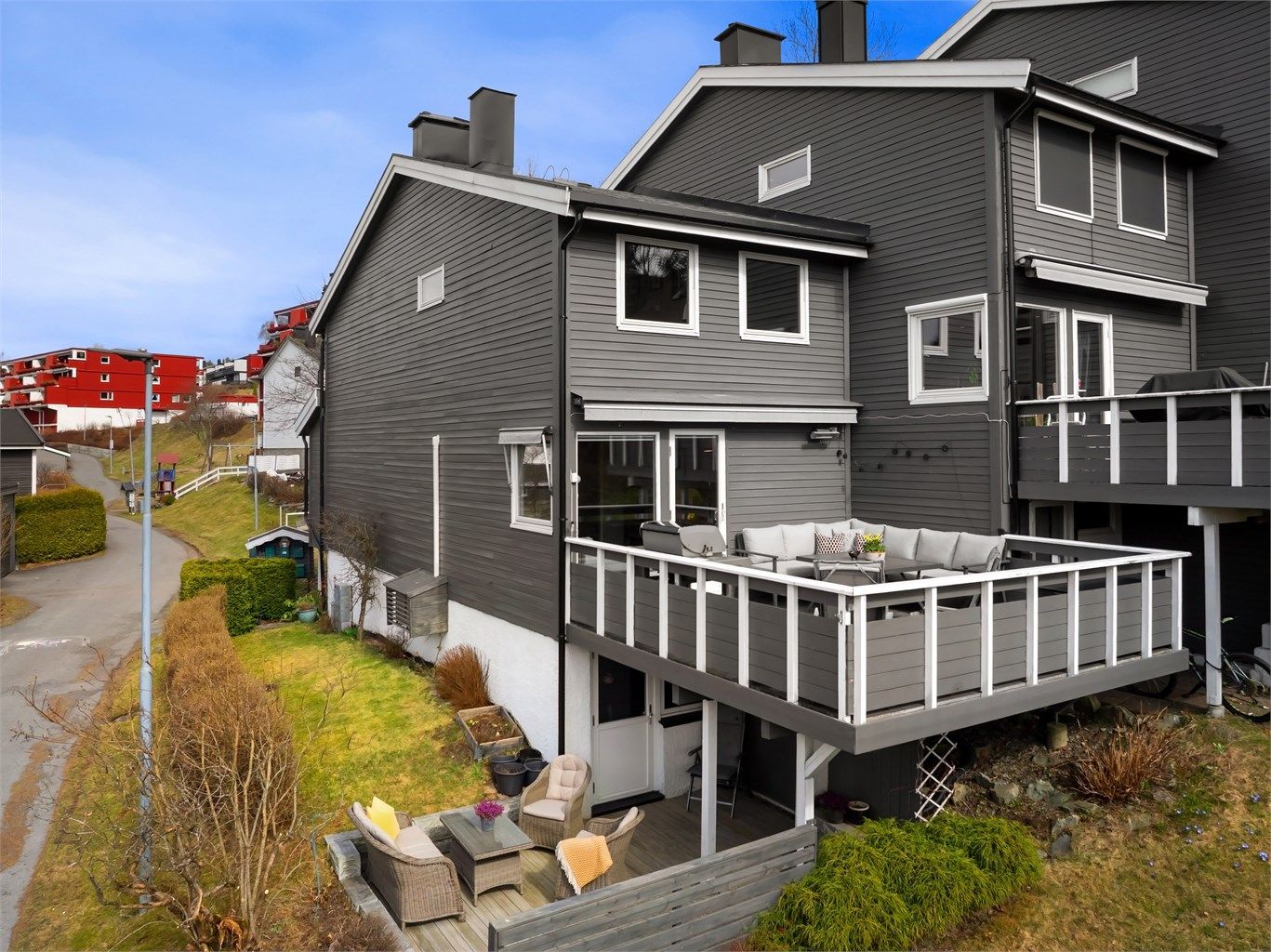 Solrik beliggenhet i et hyggelig boligtun på Løkenhavna/Kolsås