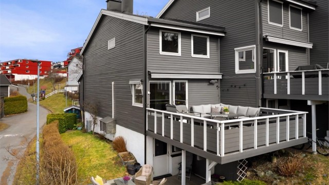 Velkommen til Morkelgrenda 17, og et flott enderekkehus i bilfri gate med med fantastisk naboskap