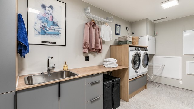 Vaskerommet er meget praktisk og av generøs størrelse til formålet. Innredningen er fra JKE Design.