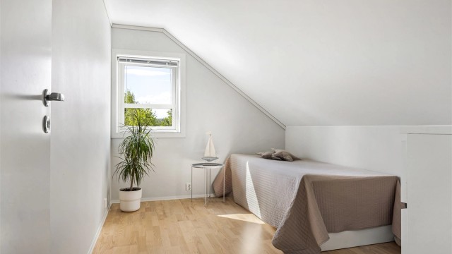 Det tredje soverommet i etasjen, med en arealeffektiv utforming under skråtaket.
