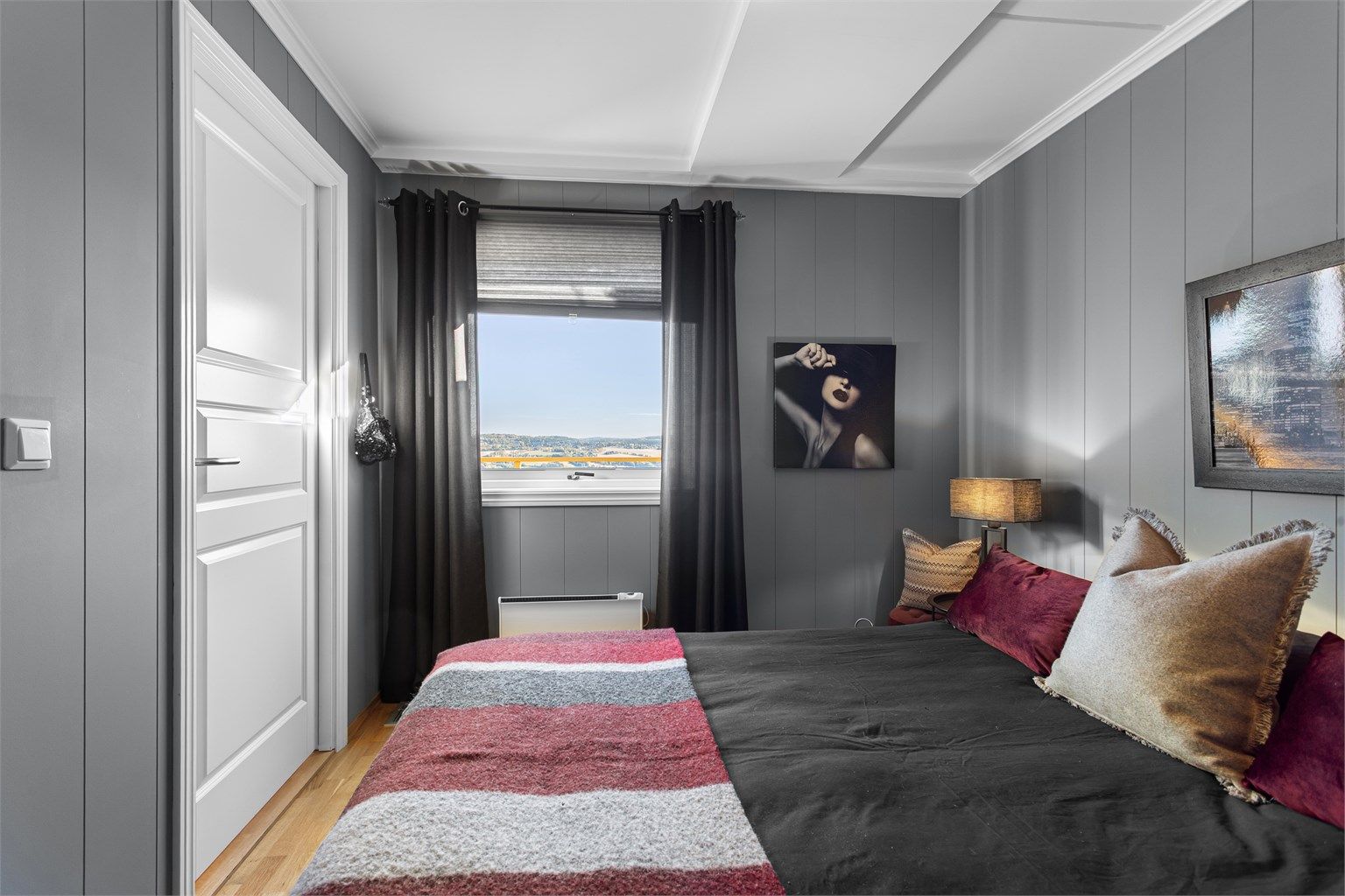 Leiligheten har to soverom, plassert på hver sin side av stuen.