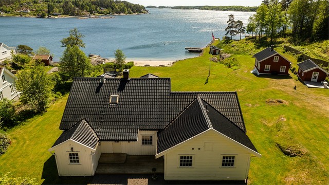 Eiendommen er ideelt tilrettelagt for et aktivt uteliv, med romslige plenarealer og gode oppholdsplasser både ved strandlinjen og bryggen.