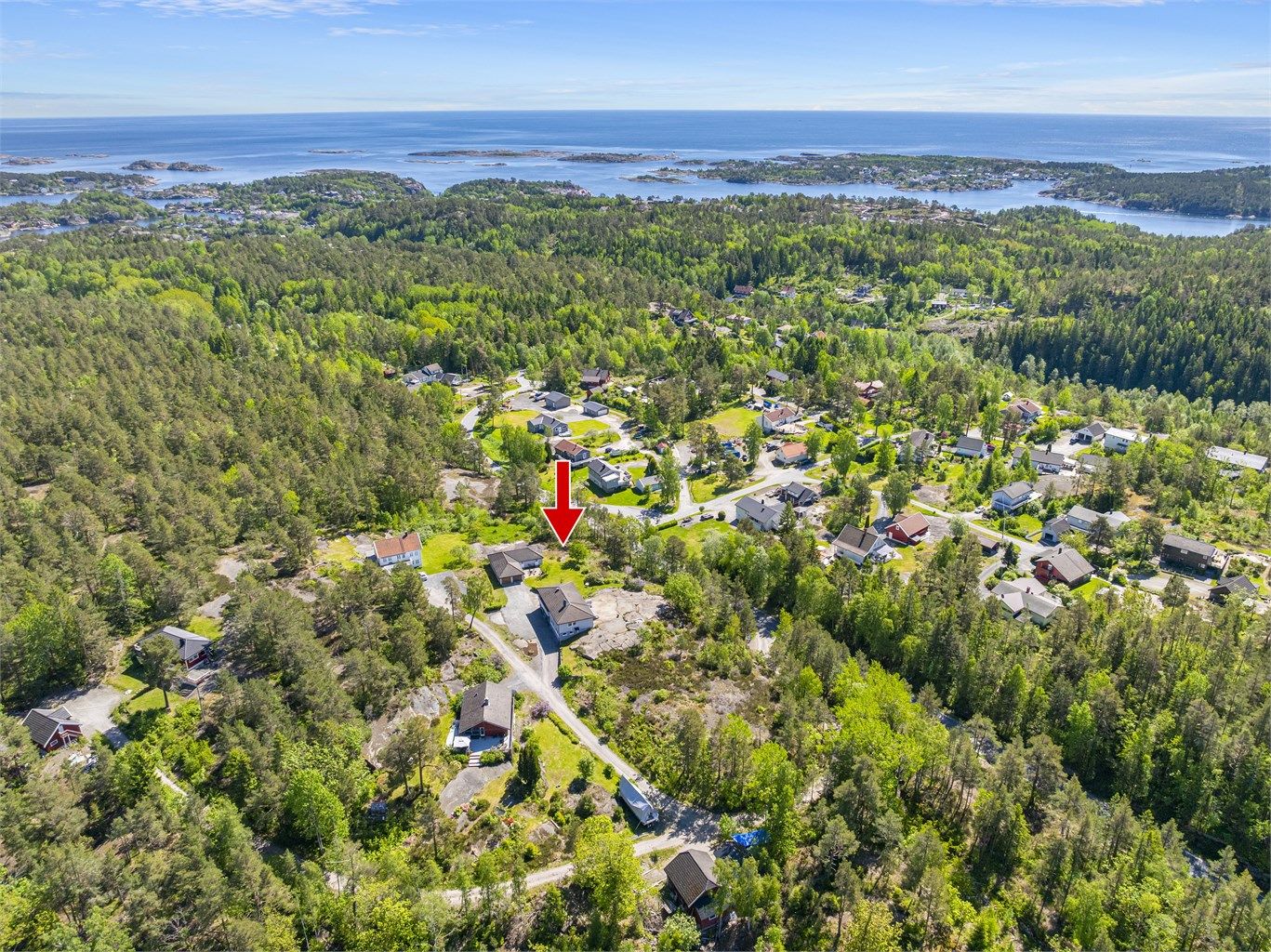 Eiendommen ligger i et etablert boligområde i Gjeving, med kort vei til sjøen og badestrender.