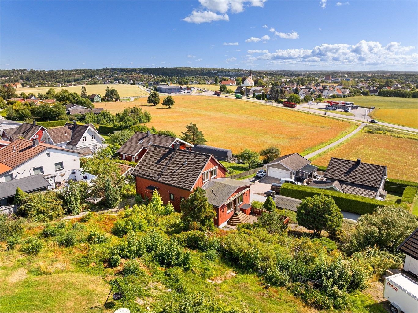 Boligen er oppført i høyt terreng nord på Rolvsøy og har både gode solforhold og utsikt helt til det fjerne landskapet på Østsiden.