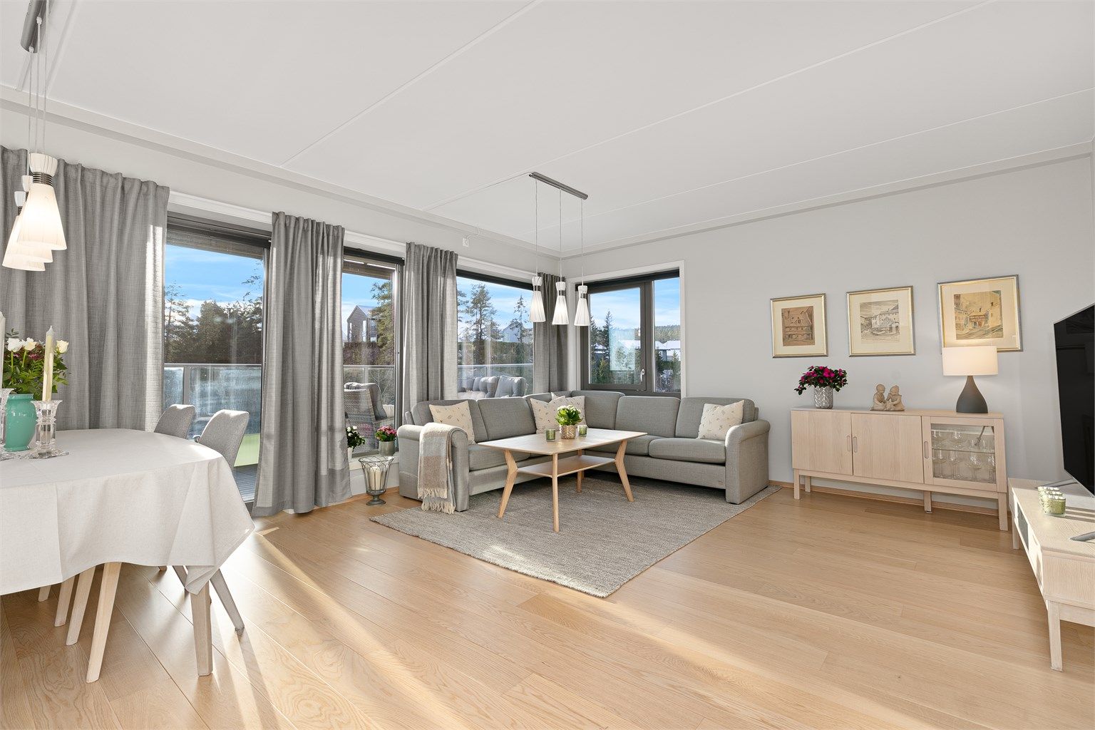 Masse lysinnslipp gjennom de store vindusflatene.