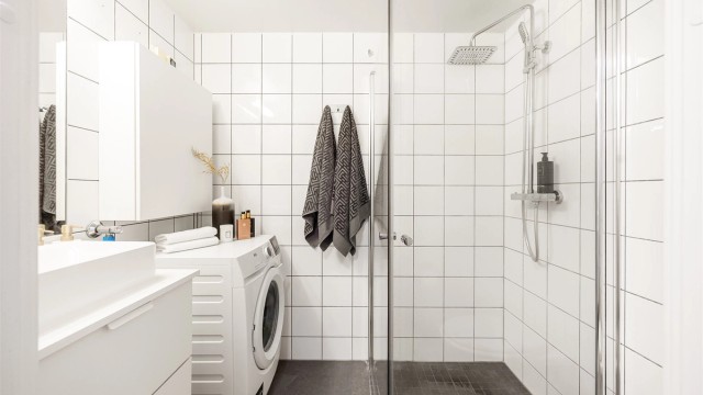 Hoveddel: Pent, flislagt bad fra 2005 med varmekabler i gulvet. Her er det opplegg for vaskemaskin/tørketrommel.