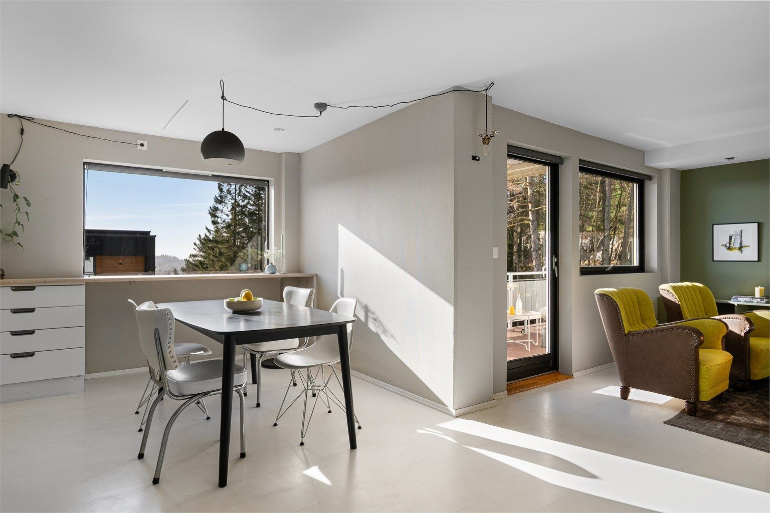 - Romslig stue med mulighet til å innrede i flere soner -