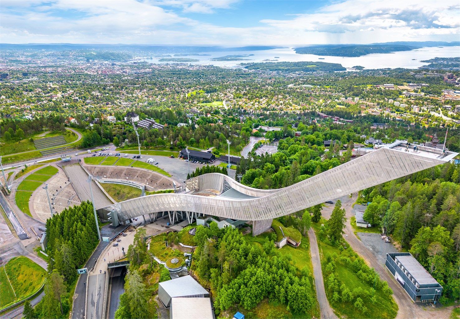 Beliggenheten gir en unik kombinasjon av nærhet til marka og enkel adkomst til byens fasiliteter.
