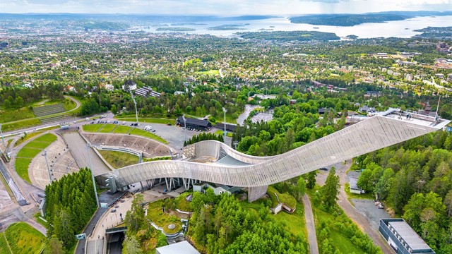 Beliggenheten gir en unik kombinasjon av nærhet til marka og enkel adkomst til byens fasiliteter.