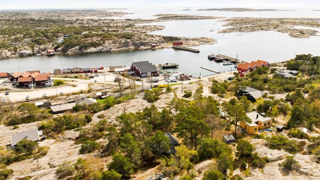 Eiendommen er tilknyttet veilag og betaler en årlig veiavgift. Det er imidlertid ikke anlagt vei helt frem til tomten, nåværende eiere har likevel kjørt helt frem med SUV.