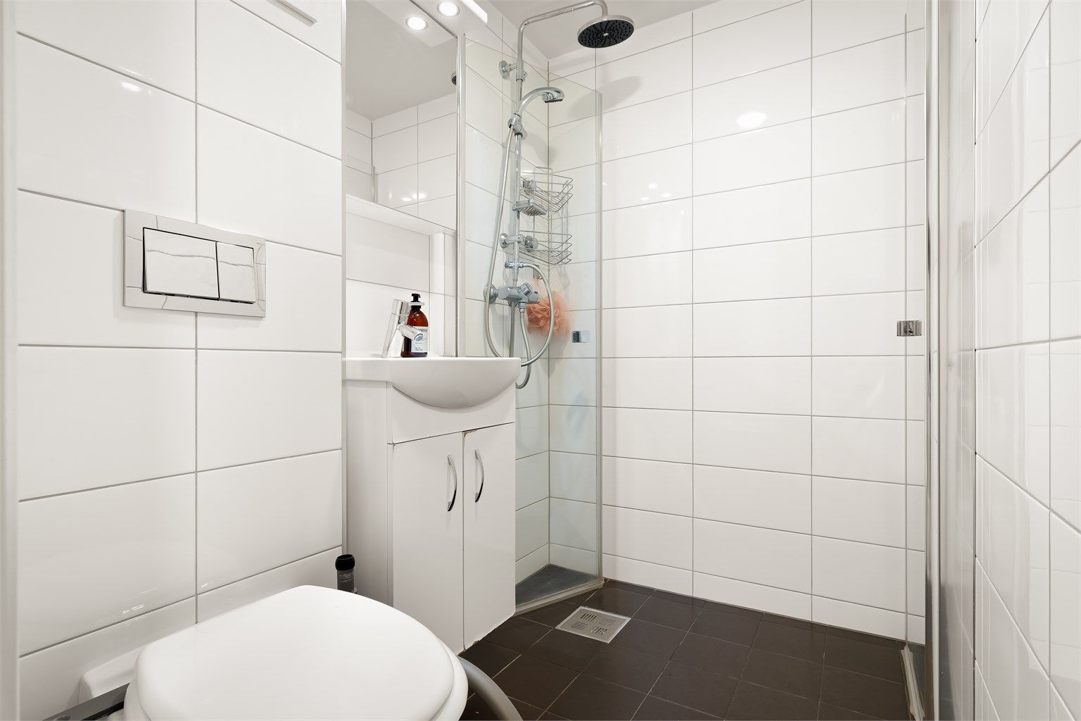 - Lyst bad med flislagte overflater, vegghengt toalett og servant. Badet ble oppgradert i 2016 -