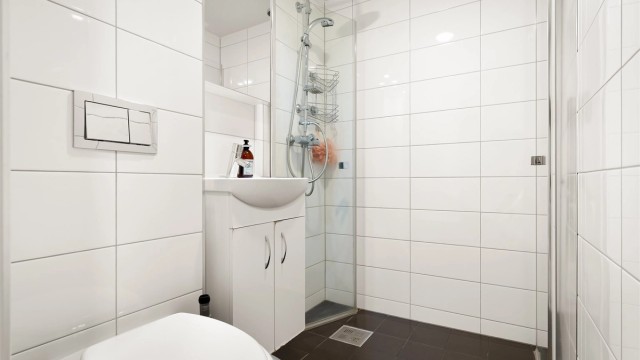 - Lyst bad med flislagte overflater, vegghengt toalett og servant. Badet ble oppgradert i 2016 -