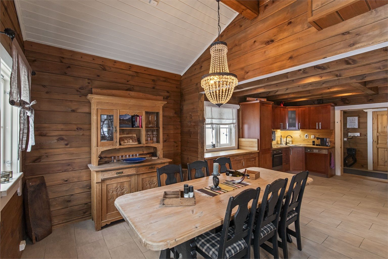 Spisestuen har naturlig plass i tilknytning til kjøkkenet