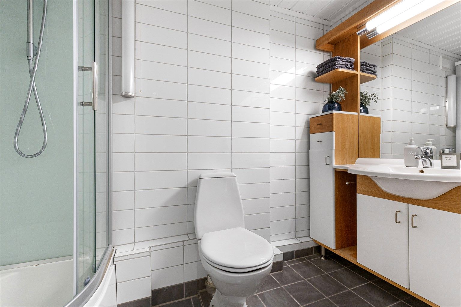 Pent baderom med dusjkabinett