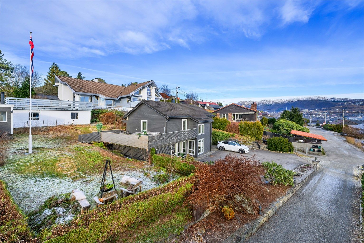 Boligen har en svært praktisk beliggenhet med ca. 10 minutters kjøretid til Bergen sentrum, eller tilsvarende tid til Sandsli og Kokstad i motsatt retning