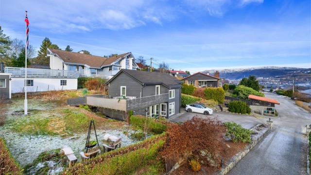Boligen har en svært praktisk beliggenhet med ca. 10 minutters kjøretid til Bergen sentrum, eller tilsvarende tid til Sandsli og Kokstad i motsatt retning