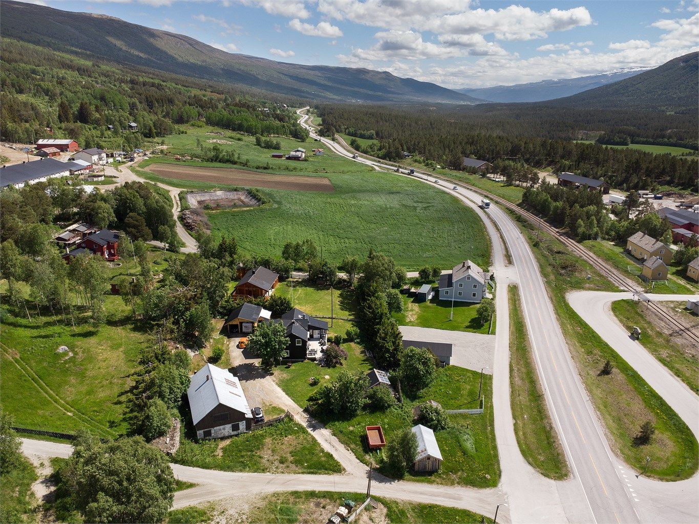 Lesjaverk stasjon ligger kun 500 meter unna, med forbindelse via Raumabanen.