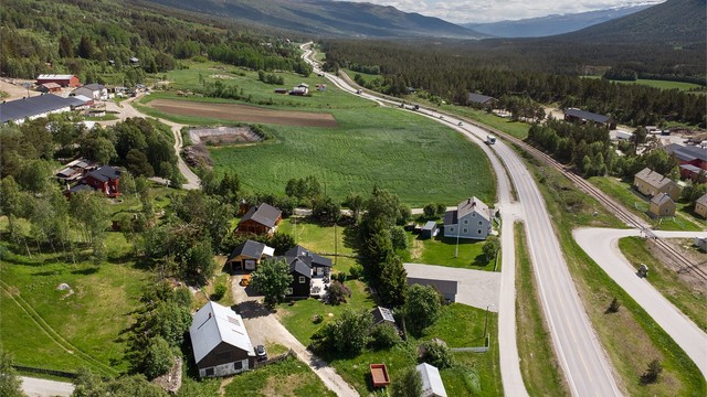 Lesjaverk stasjon ligger kun 500 meter unna, med forbindelse via Raumabanen.