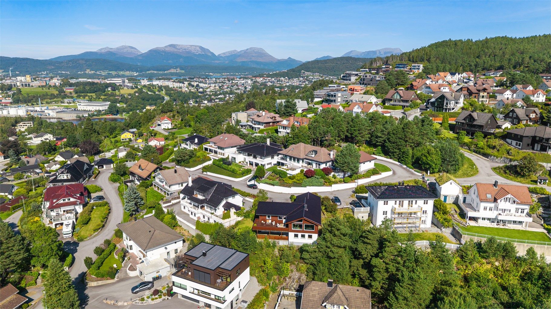 Dronebilde av eiendommen og nærområdet på Skåthaugen