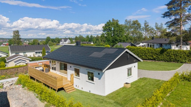 Eiendommen ligger i et rolig og landlig nabolag.