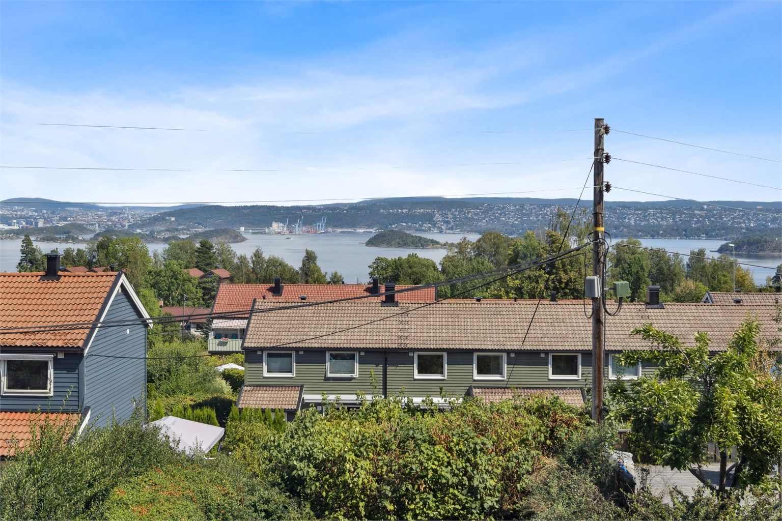 Flott utsikt mot fjorden og Oslo fra soverom i 2. etasje.