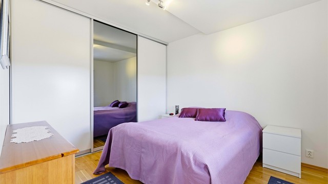 Hovedsoverommet har god plass til dobbelseng og har fin lagrignsplass i romslig skyvedørsgarderobe for sesongenes klesbehov