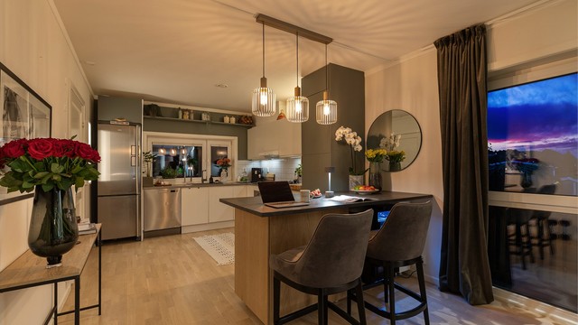 Mellom kjøkken og spisestue er det utgang til en romslig og solrik terrasse.