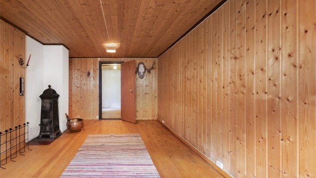 Rommet har vedfyrt kamin.