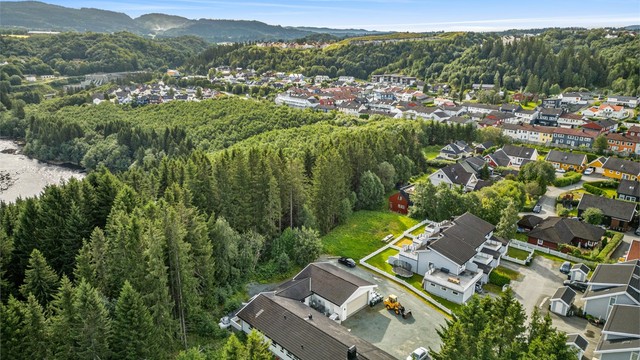 Nærområdet har et aktivt idrettsmiljø og gode fasiliteter for blant annet fotball, håndball, ishockey, skyting og ski. Det er kort vei til fotballbanen ved Sjetne skole.