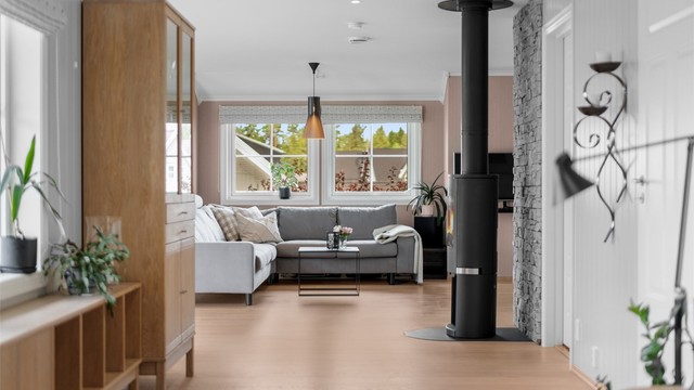 Peisovnen er sentralt plassert og gir ekstra varme og hygge.