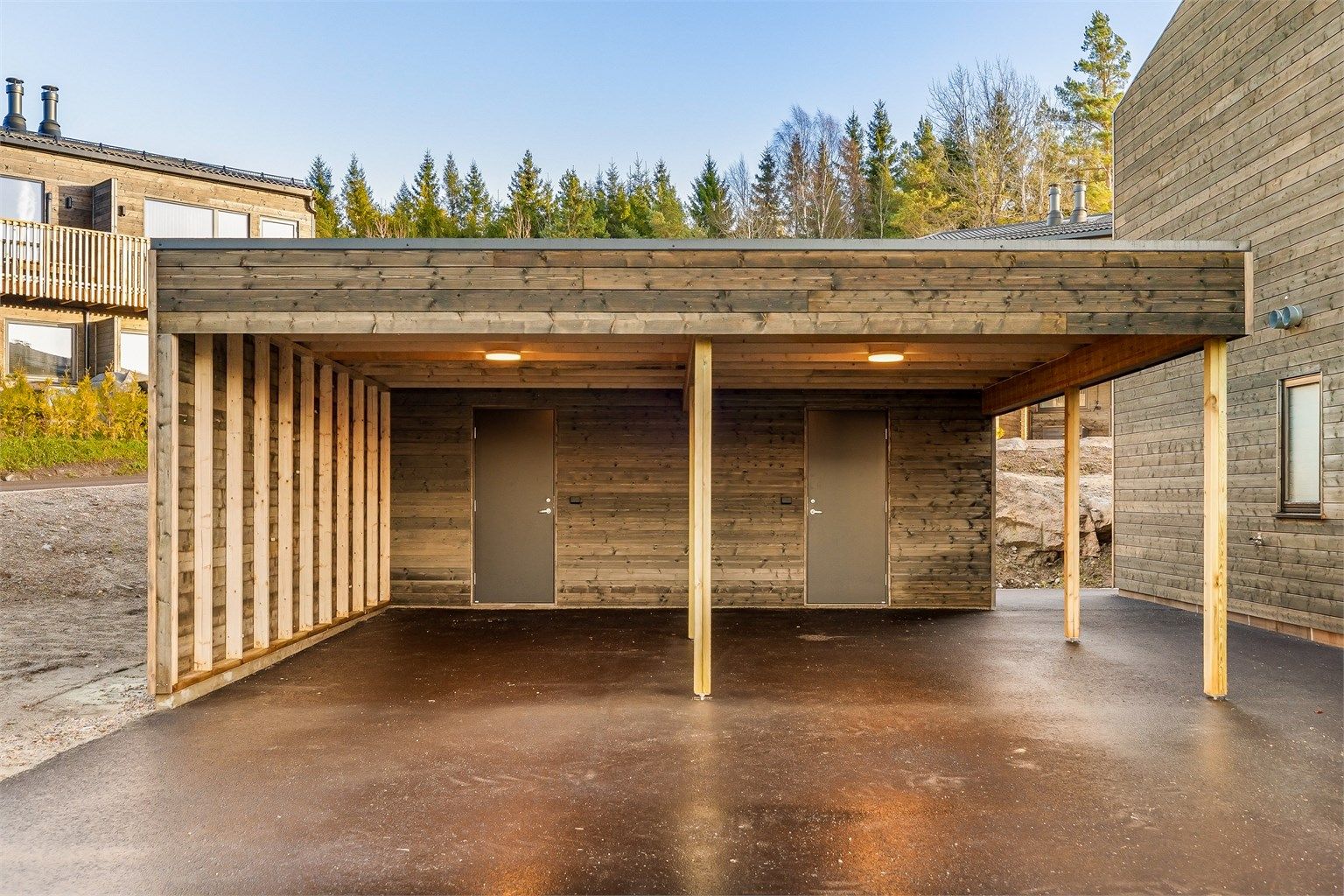 Det medfølger en Carport med sportsbod i bakkant.