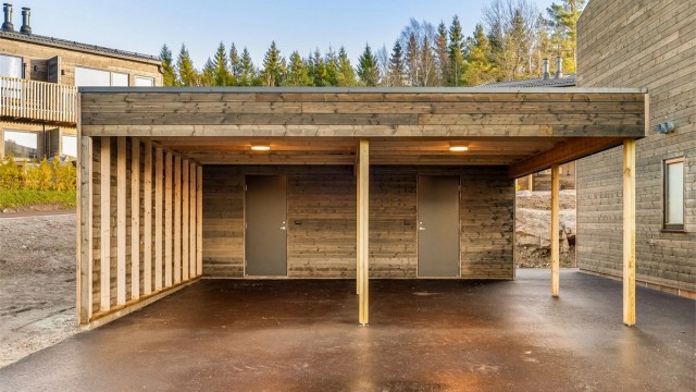 Det medfølger en Carport med sportsbod i bakkant.