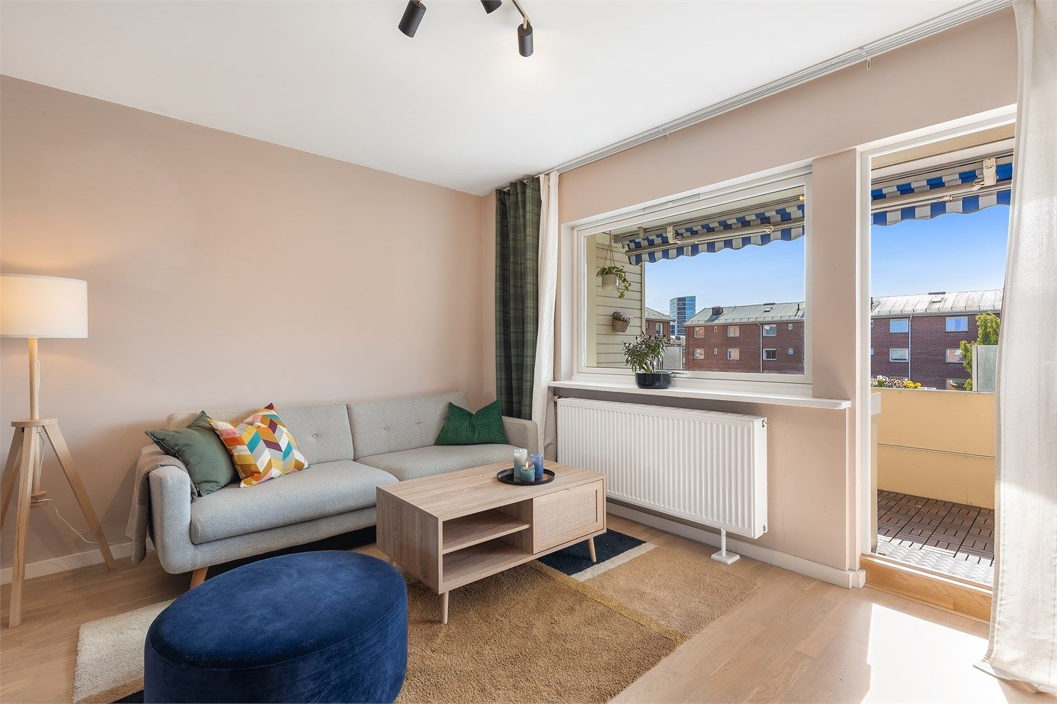 Leiligheten er lys og åpen med store vindusflater som gir rikelig med lysinnslipp. Her er det utgang til en romslig balkong.