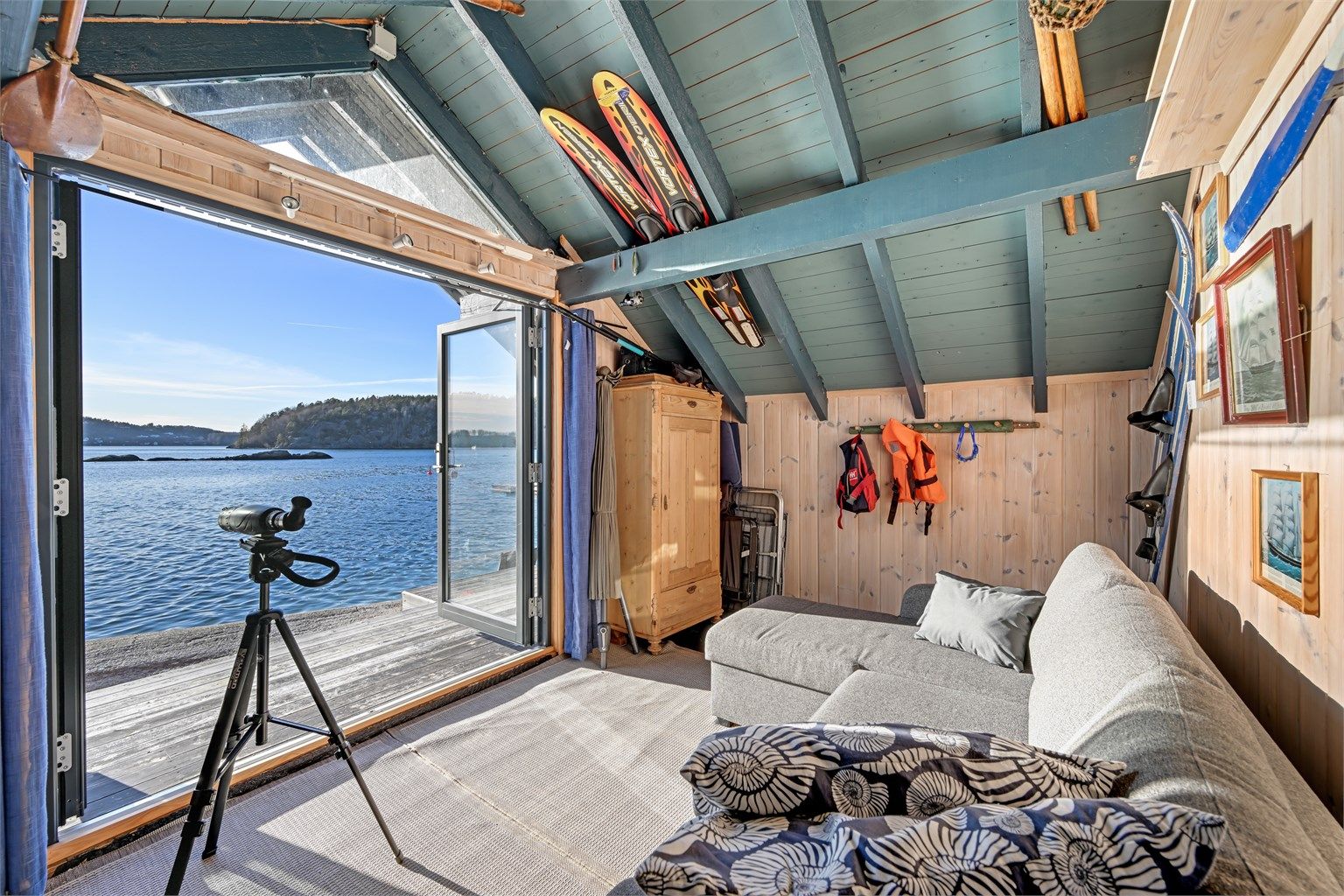 Sjøbod og brygge med 2 båtplasser. Det medfølger også flere små holmer og skjær.(Platting ved sjøbod er ikke omsøkt)  