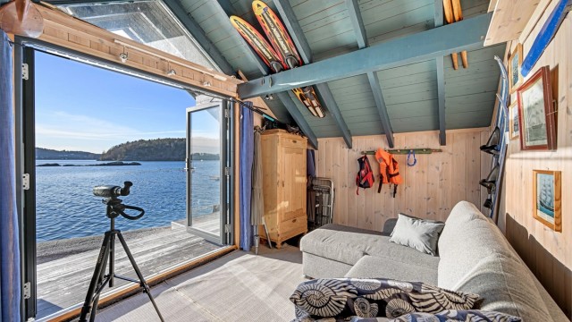 Sjøbod og brygge med 2 båtplasser. Det medfølger også flere små holmer og skjær.(Platting ved sjøbod er ikke omsøkt)